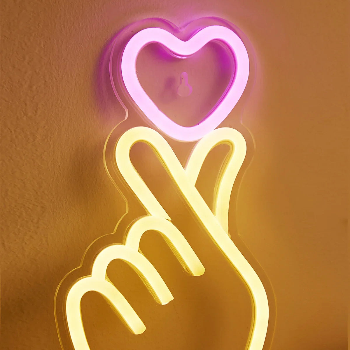 Letrero luminoso de neón con forma de mano y corazón