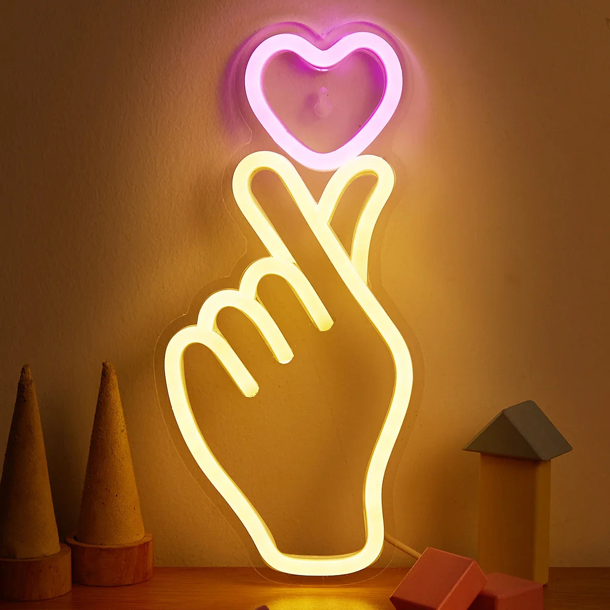 Letrero luminoso de neón con forma de mano y corazón