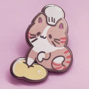 Broche en émail représentant un chat faisant des biscuits