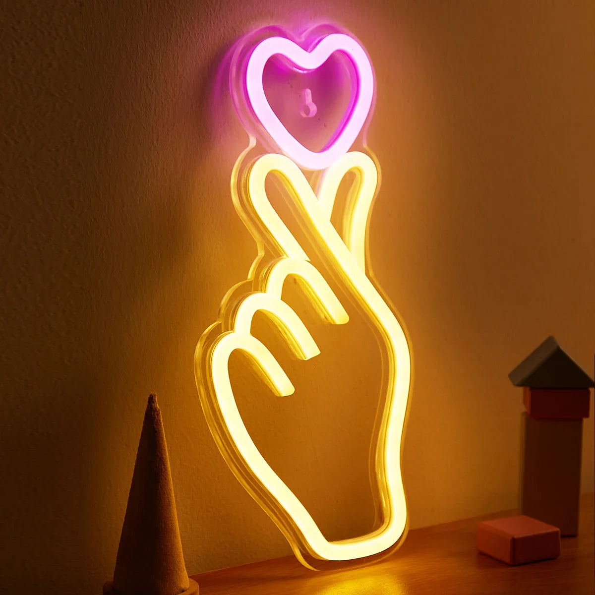 Letrero luminoso de neón con forma de mano y corazón