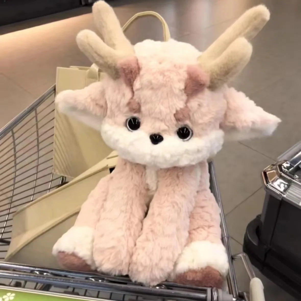 Peluche de dragón rosa con astas