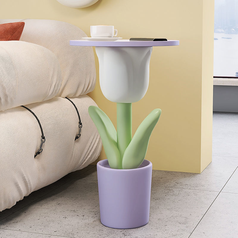Table d'appoint en forme de tulipe