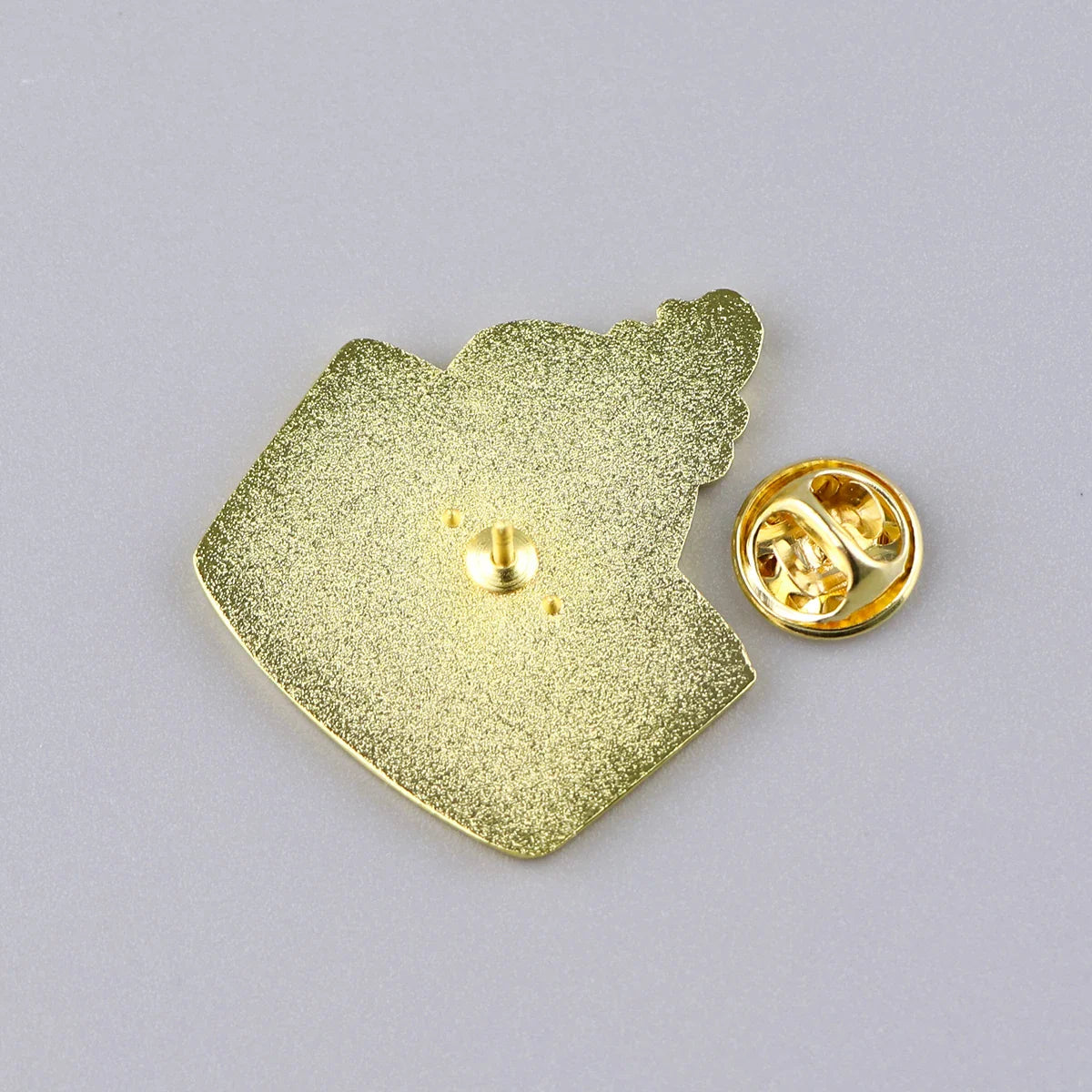 Broche en émail Capybara pour le bain