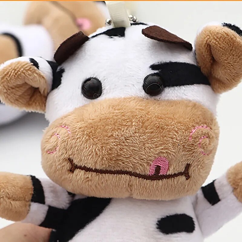 Llavero con colgante de peluche de vaca