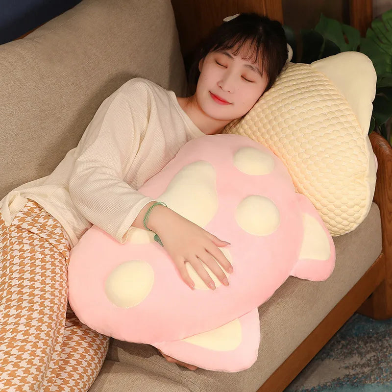 Almohadas gigantes con forma de pata de gato
