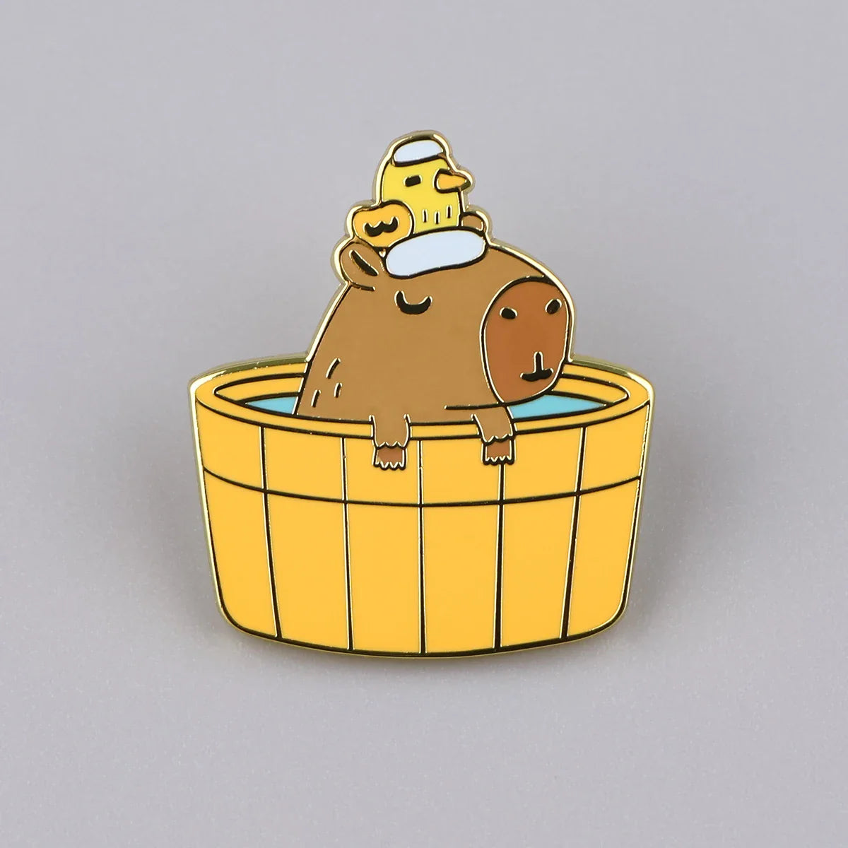 Broche en émail Capybara pour le bain