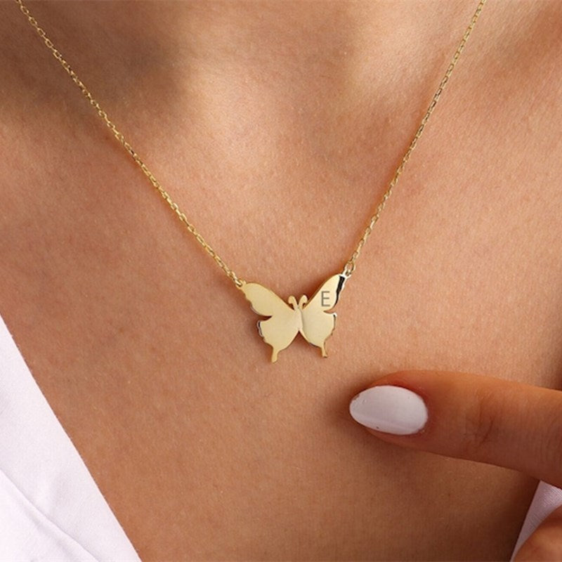 Collier avec lettre initiale papillon