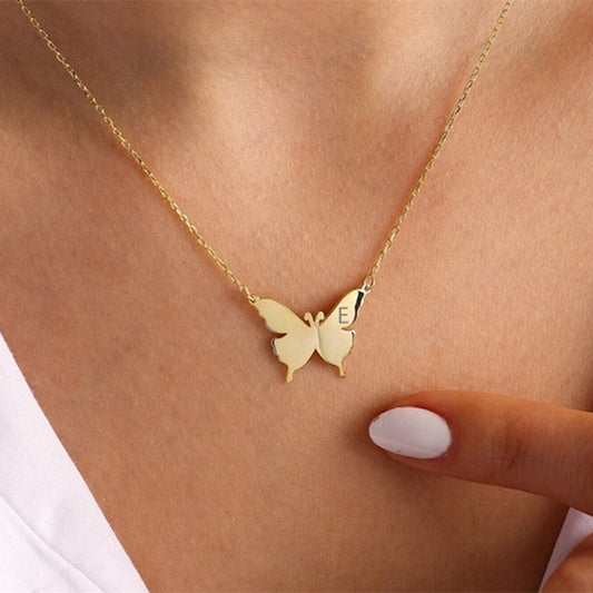 Collier avec lettre initiale papillon