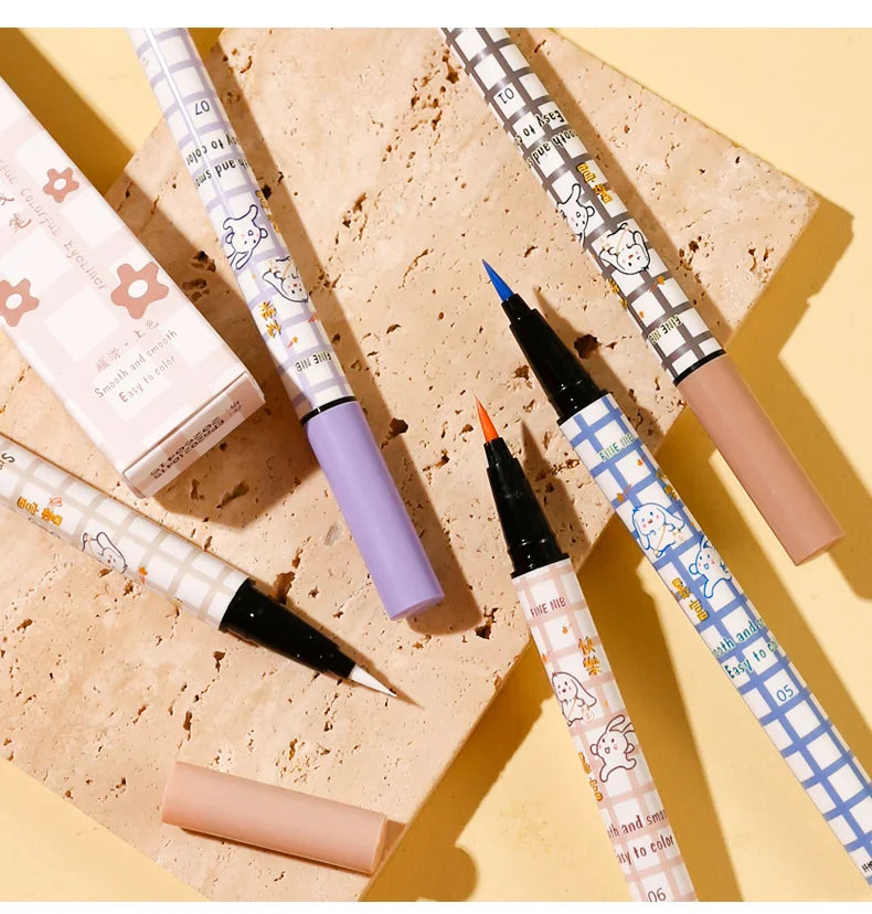 Eyeliner mat lisse et coloré