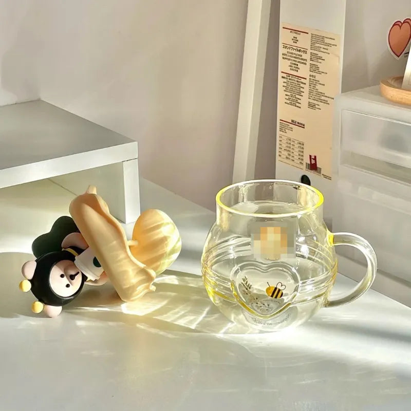 Taza infusora de té con forma de abeja y miel