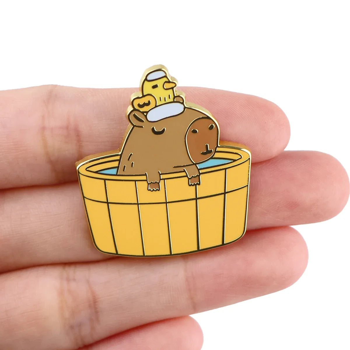 Broche en émail Capybara pour le bain