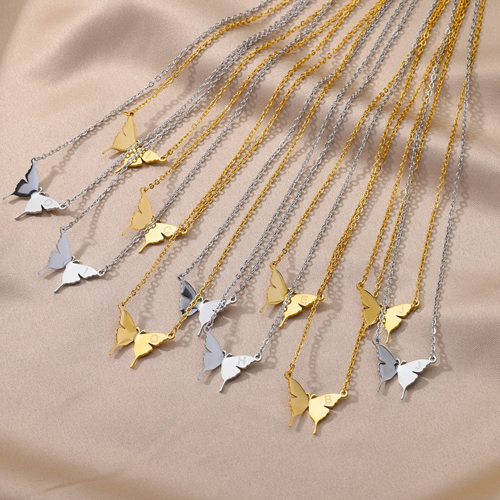 Collier avec lettre initiale papillon
