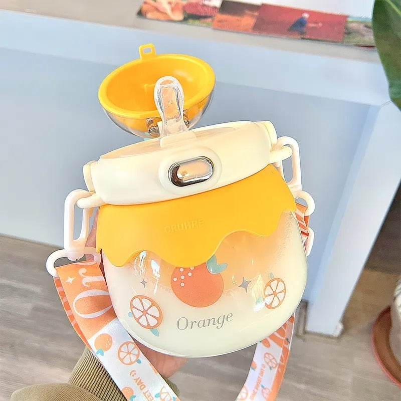 Bouteilles d'eau sur le thème des fruits