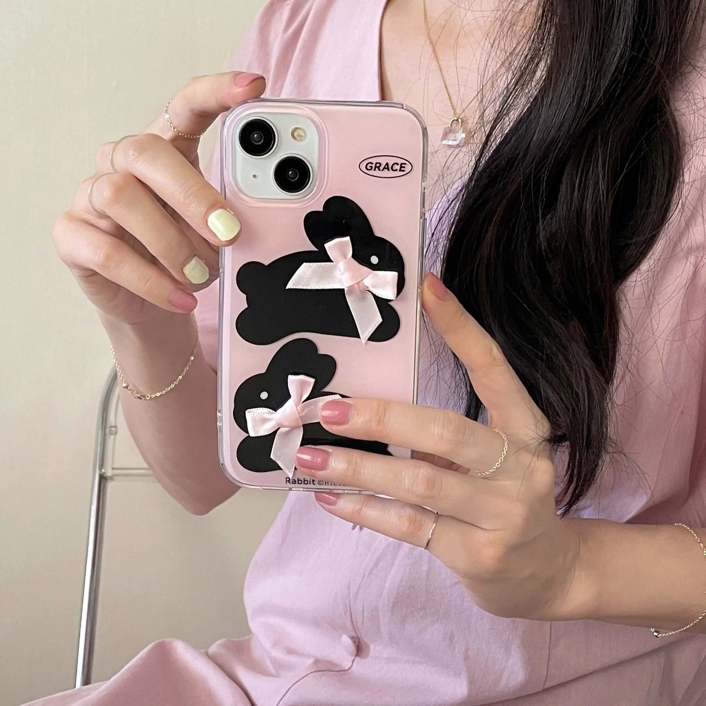 Coque iPhone avec nœud rose et lapin noir