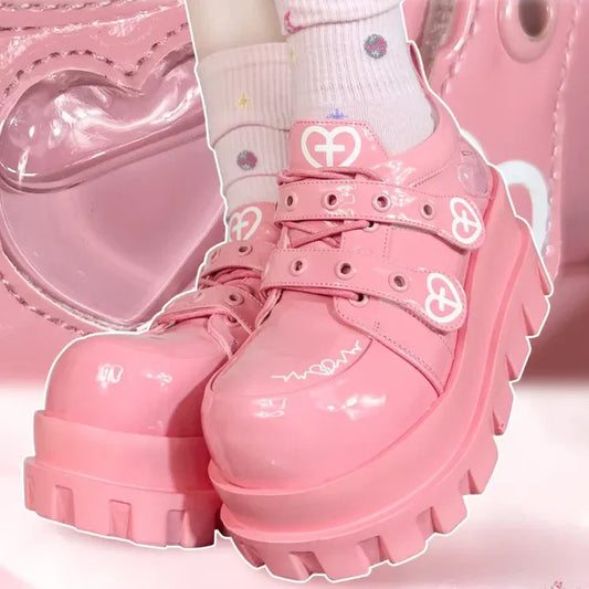 Zapatos Mary Jane con plataforma y diseño de corazón cruzado