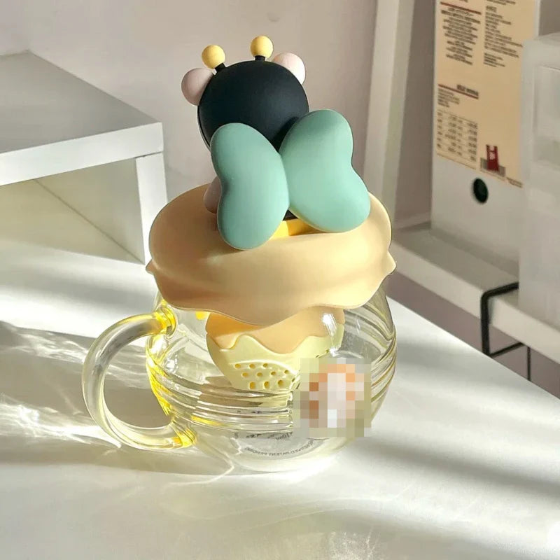 Taza infusora de té con forma de abeja y miel