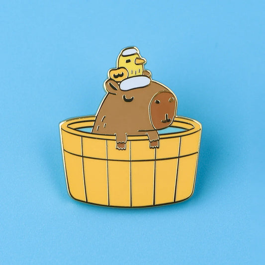 Broche en émail Capybara pour le bain