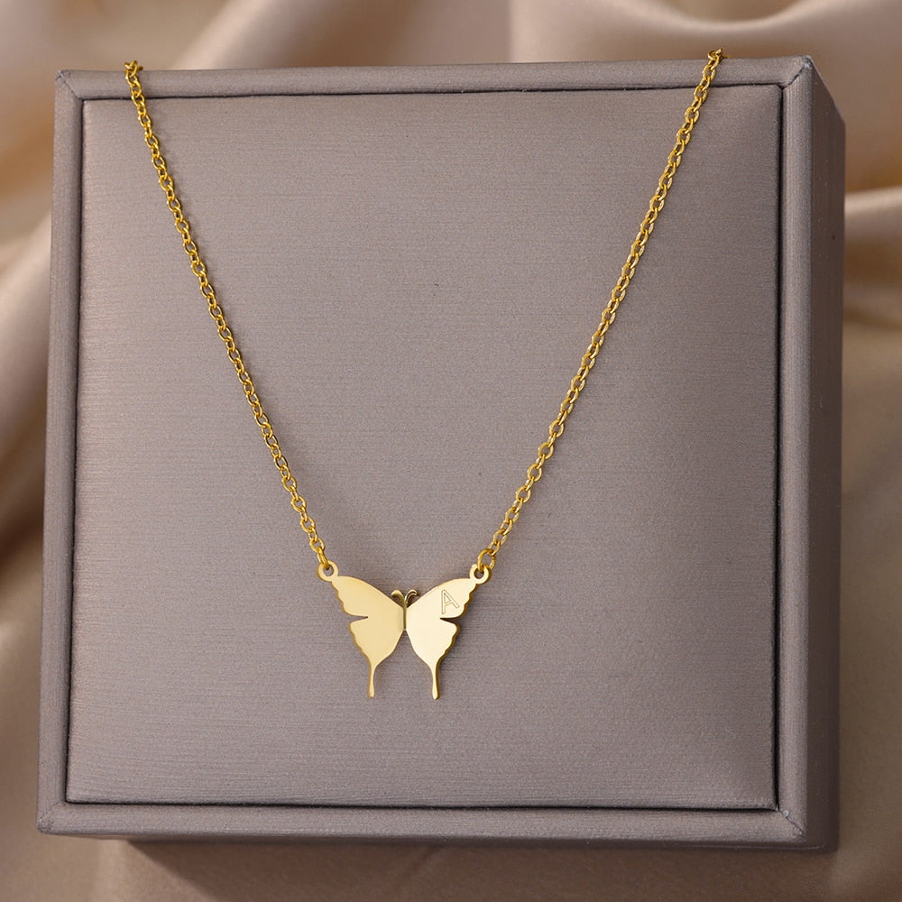 Collier avec lettre initiale papillon