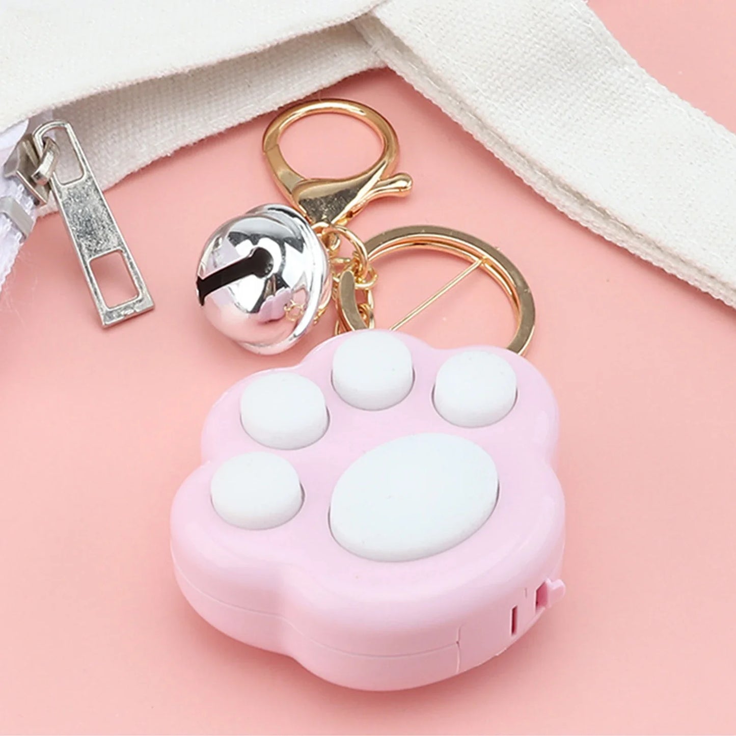 Llavero con juego de memoria de pata de gato