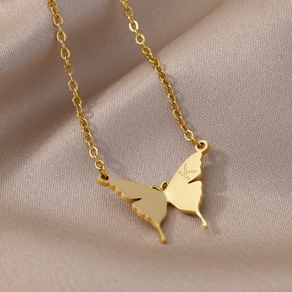 Collier avec lettre initiale papillon