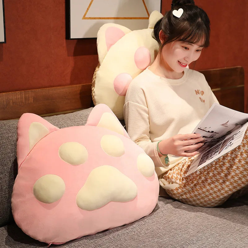 Almohadas gigantes con forma de pata de gato