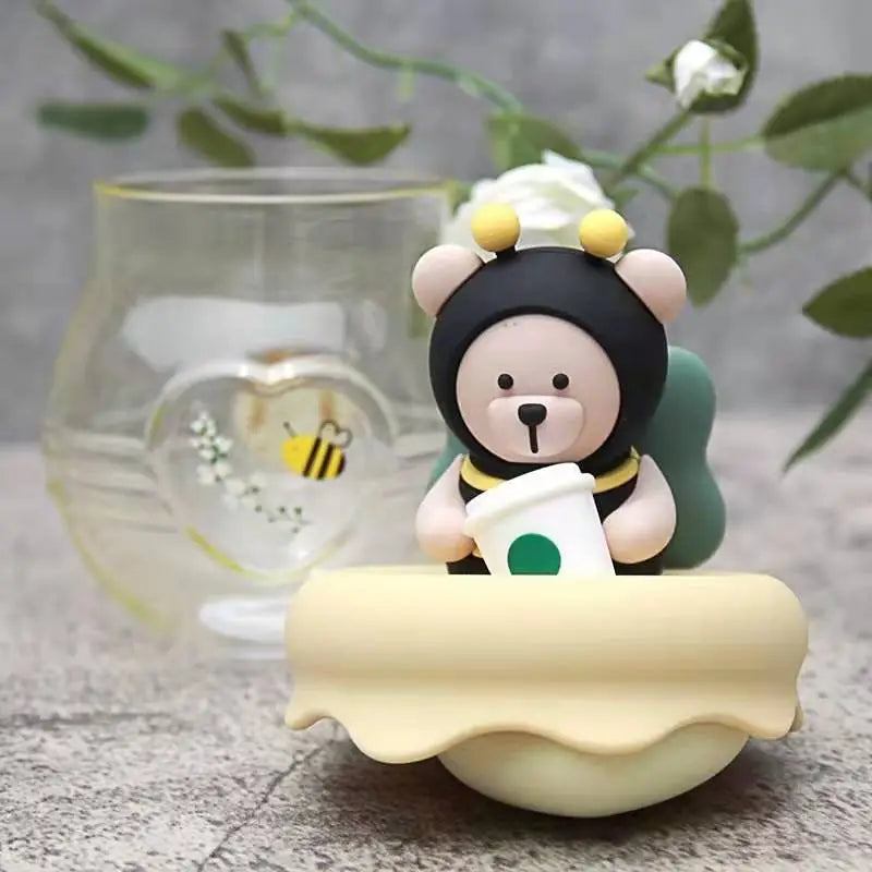 Taza infusora de té con forma de abeja y miel