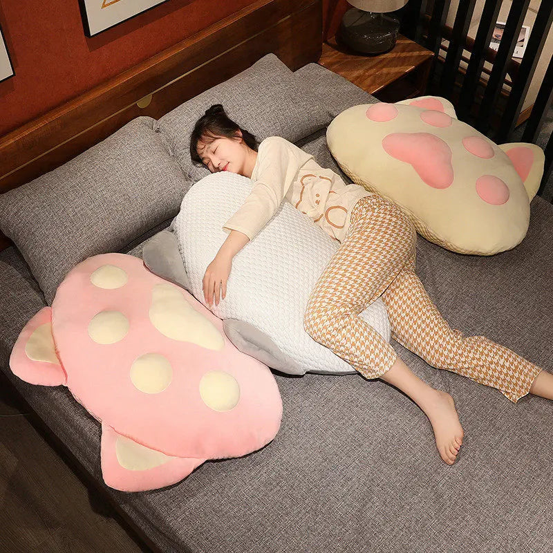 Almohadas gigantes con forma de pata de gato