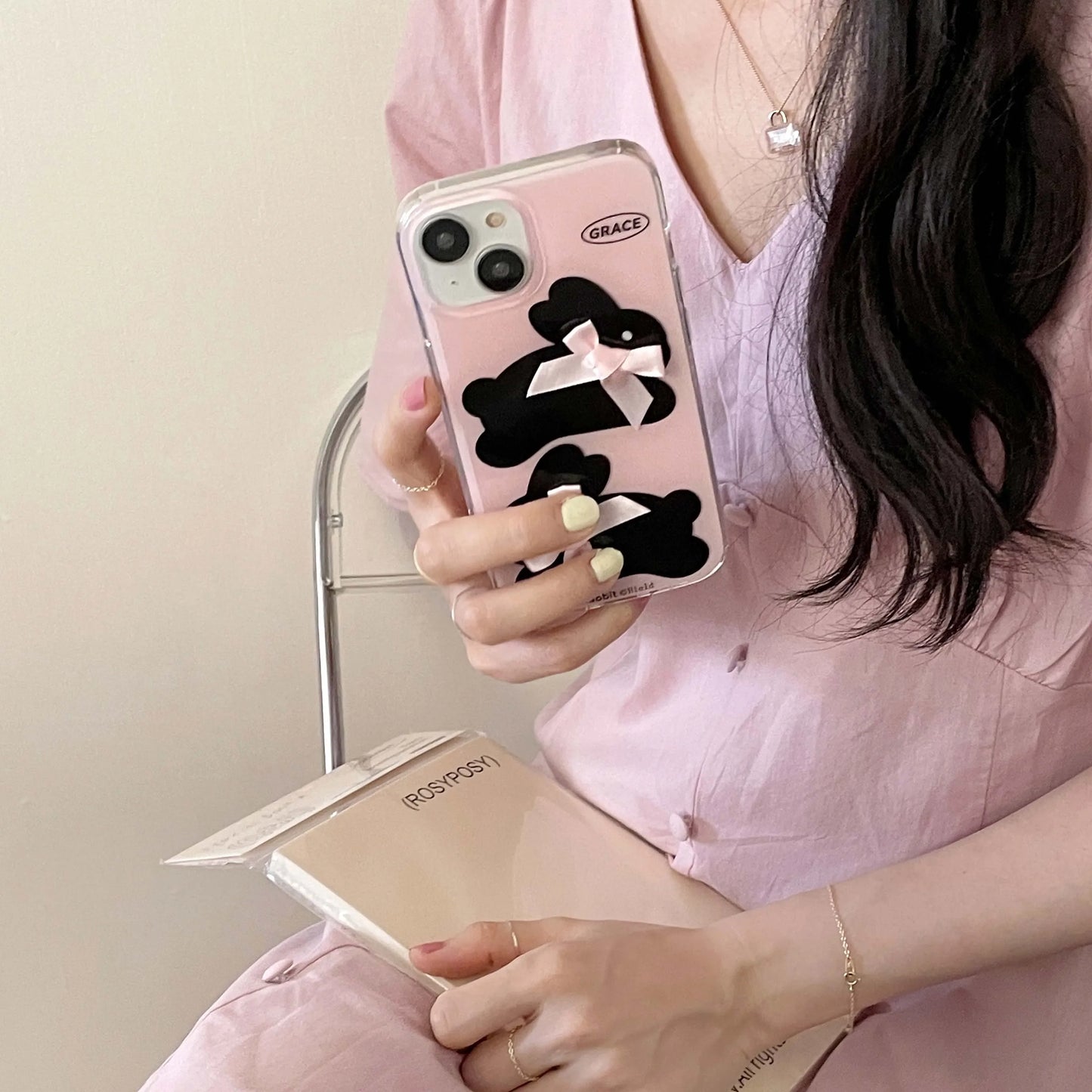 Coque iPhone avec nœud rose et lapin noir