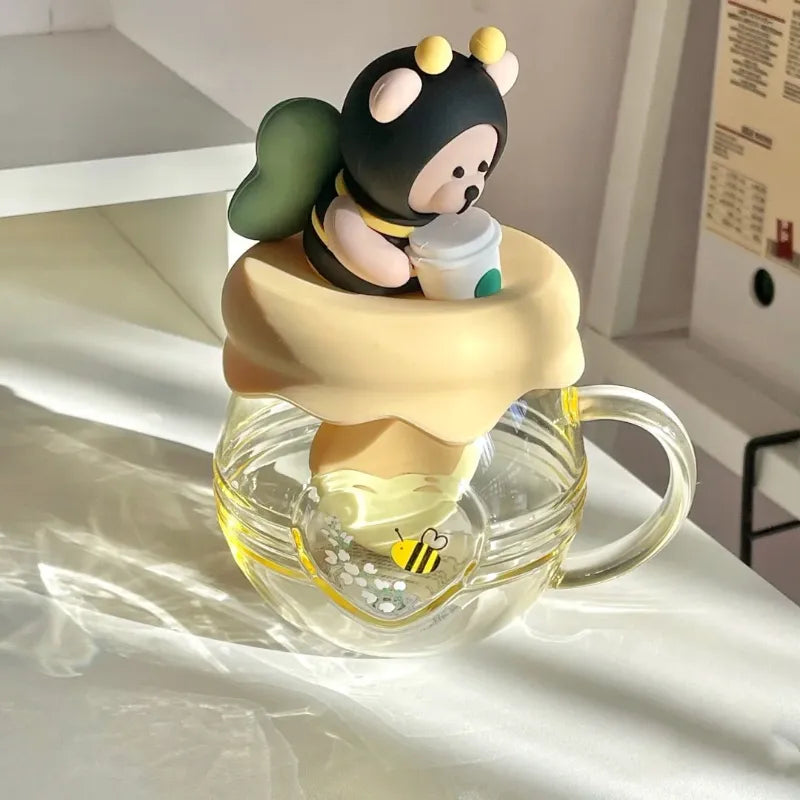 Taza infusora de té con forma de abeja y miel