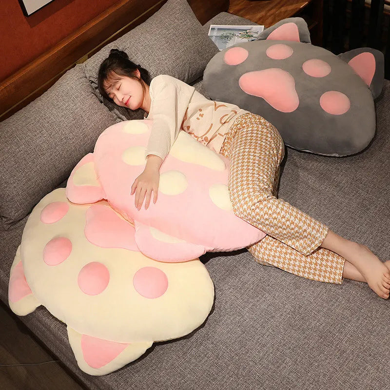 Almohadas gigantes con forma de pata de gato