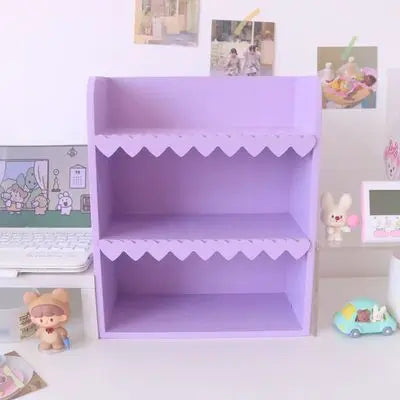 Étagères en bois avec bordure en forme de cœur