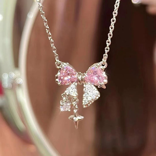 Collier avec pendentif nœud rose