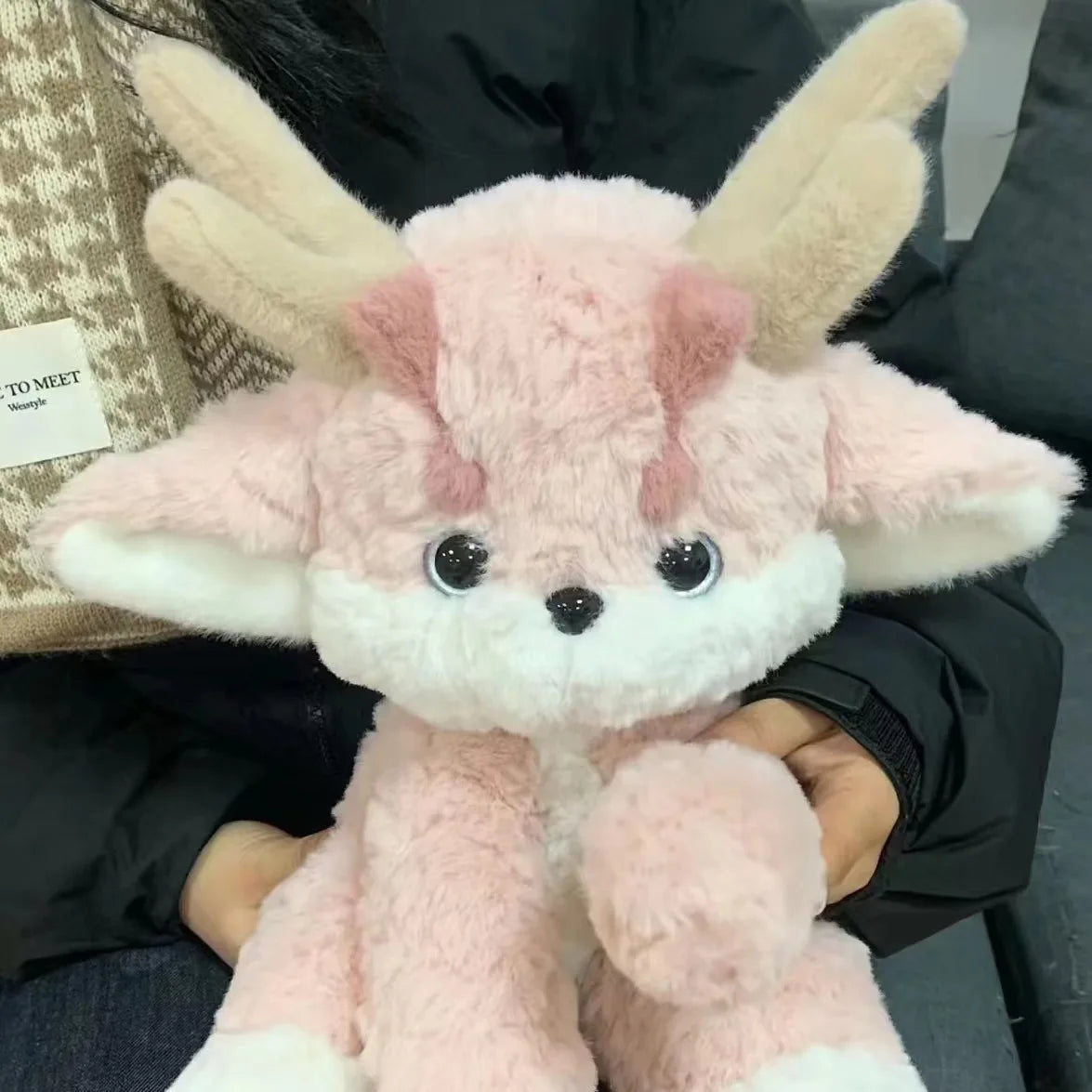 Peluche de dragón rosa con astas