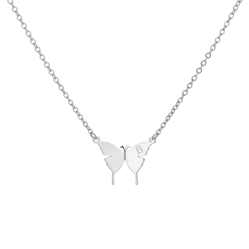Collier avec lettre initiale papillon