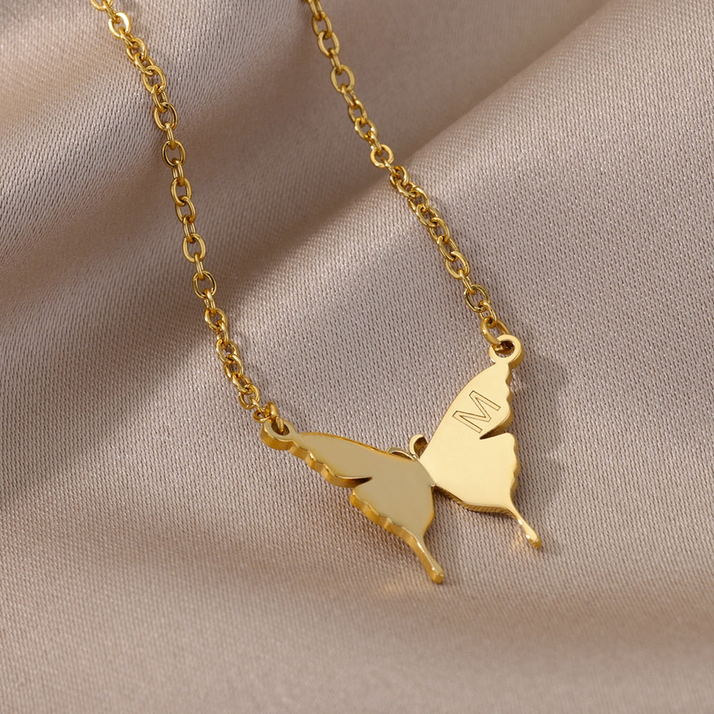 Collier avec lettre initiale papillon