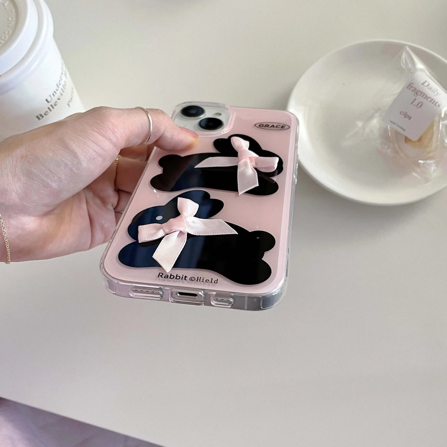 Coque iPhone avec nœud rose et lapin noir