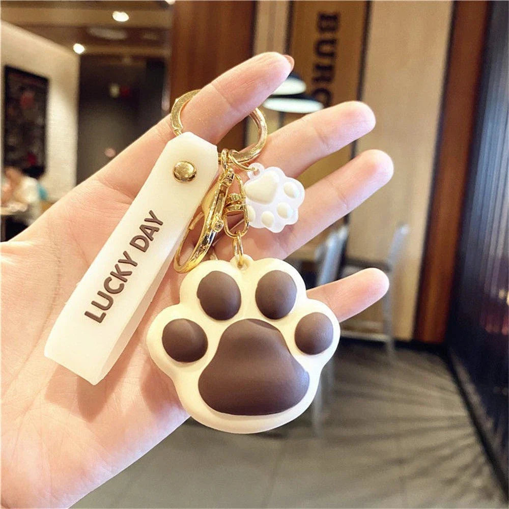 Llavero con forma de pata de gato del día de la suerte