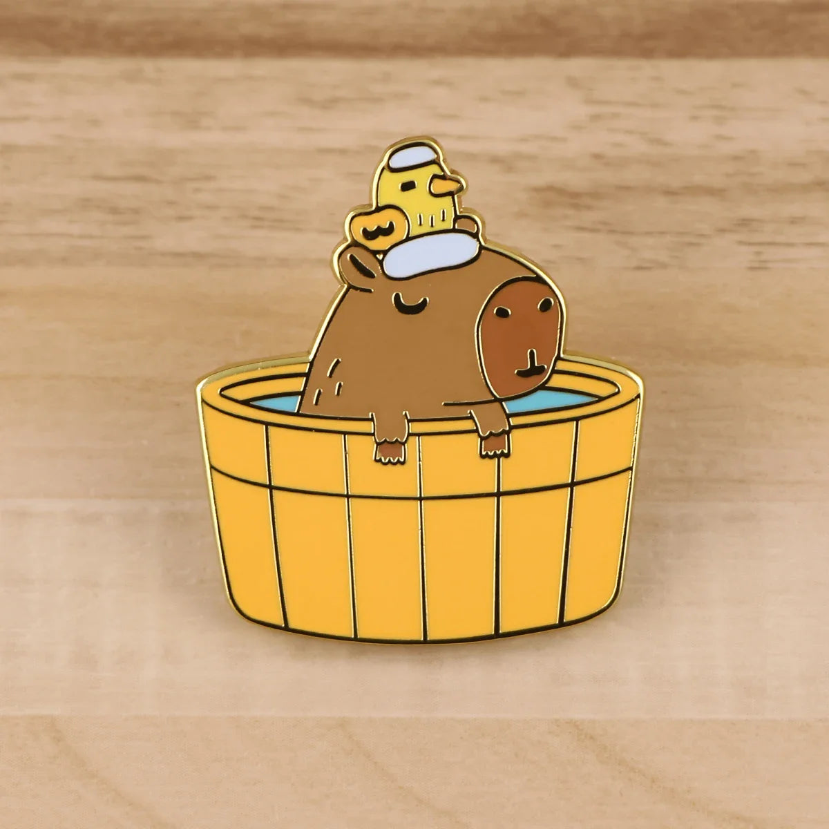 Broche en émail Capybara pour le bain