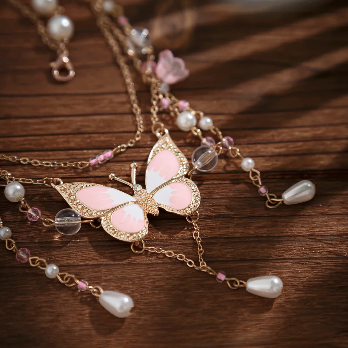 Collier multicouche en perles d'imitation papillon