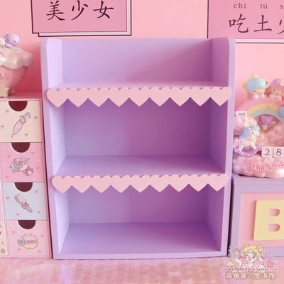 Étagères en bois avec bordure en forme de cœur