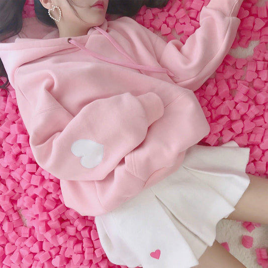 Sudadera con capucha y mangas de corazón
