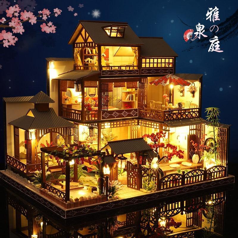 Maison de poupée japonaise traditionnelle à trois étages
