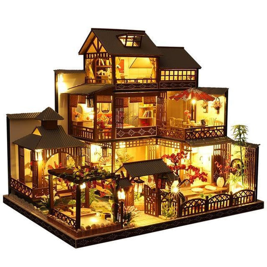 Maison de poupée japonaise traditionnelle à trois étages