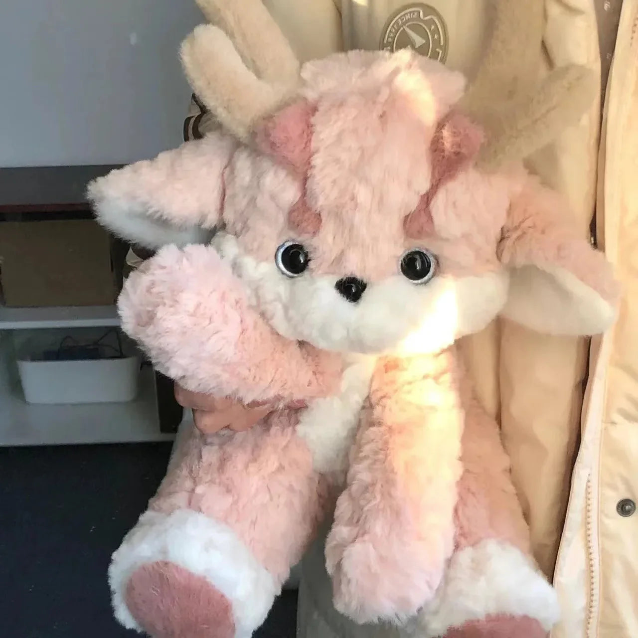 Peluche de dragón rosa con astas