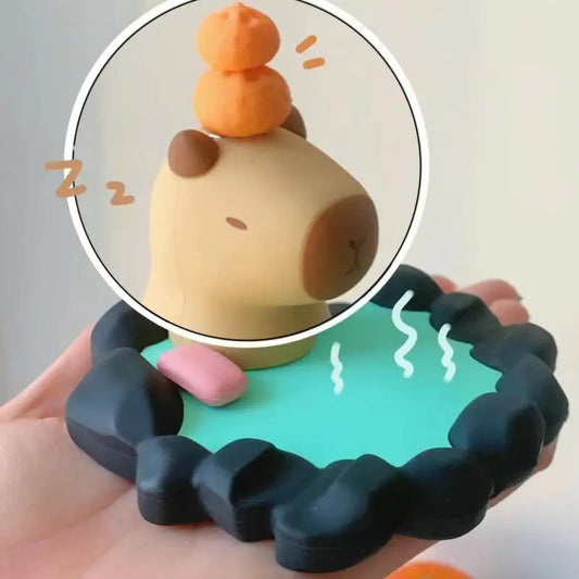 Lindo soporte para teléfono con forma de carpincho en el baño