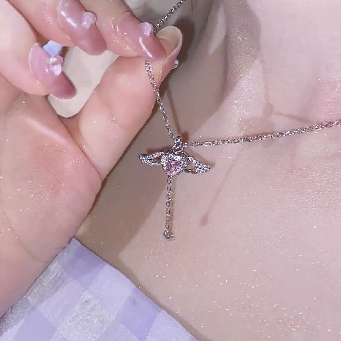 Collier avec pendentif ailes d'ange en forme de cœur en cristal rose