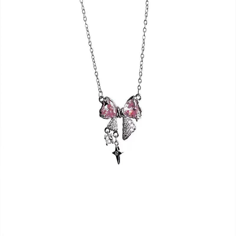 Collier avec pendentif nœud rose
