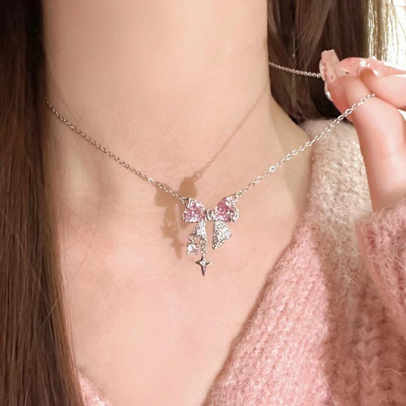Collier avec pendentif nœud rose