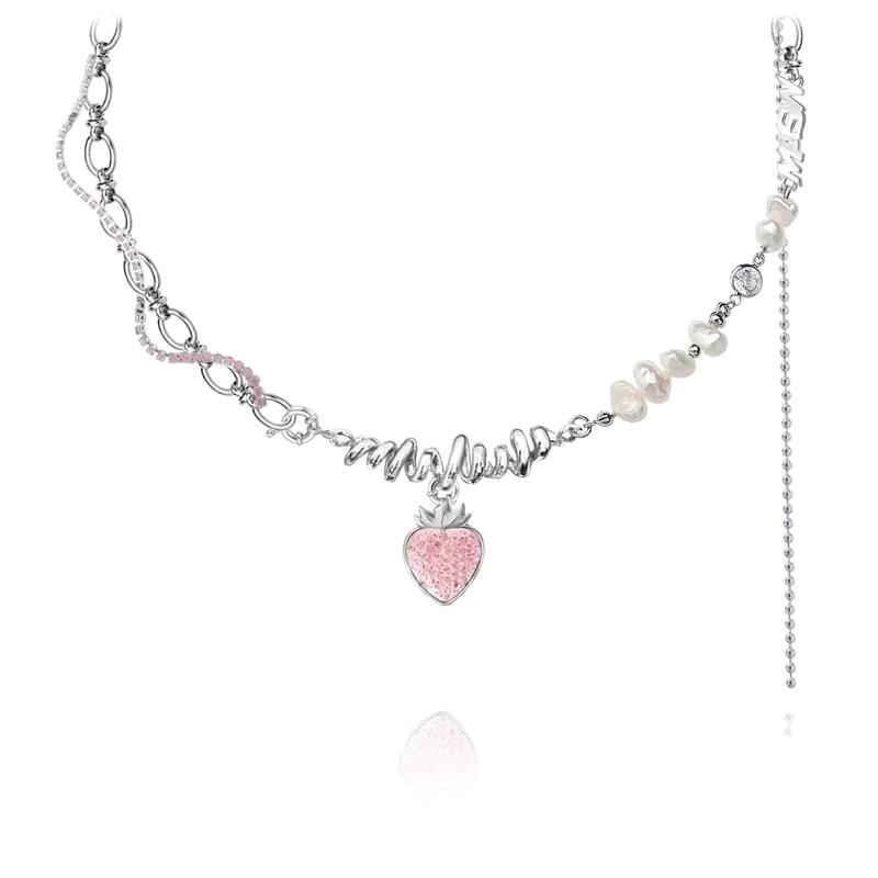 Collar con colgante de fresa
