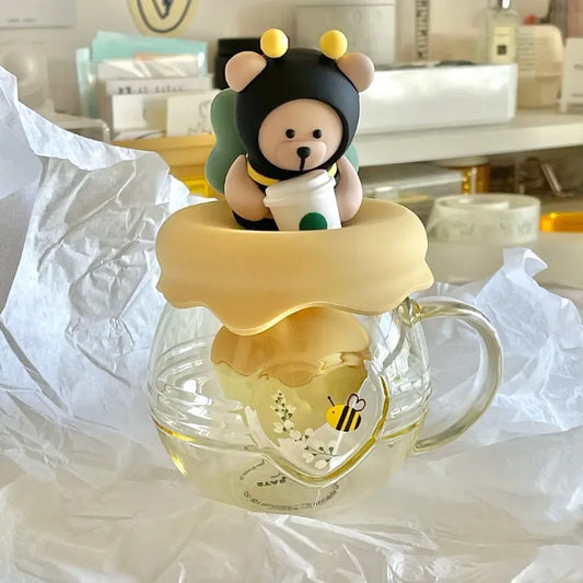 Taza infusora de té con forma de abeja y miel